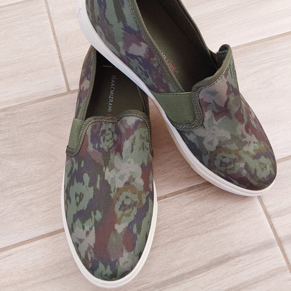 Isaac Mizrahi NWOB Daphney Olive Green Floral Fabric Slip On Loafer  Size 8M